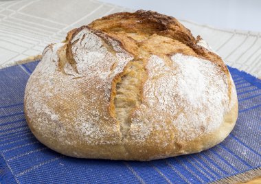 Bir somun ev yapımı ekmek.