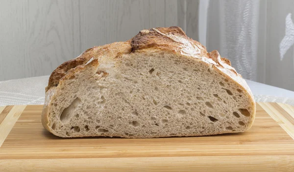 Świeżo upieczony chleb domowej roboty, posypana mąka — Zdjęcie stockowe