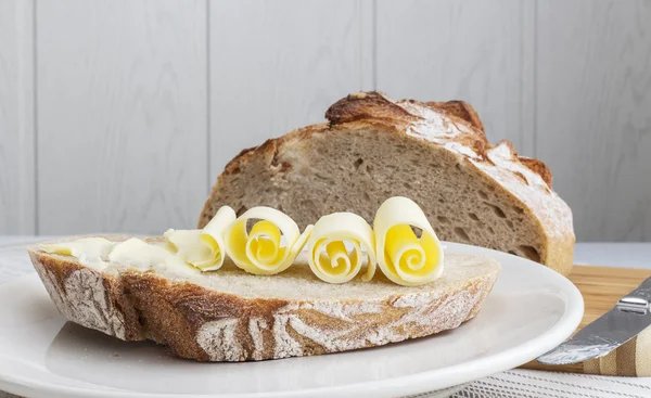 Bochenek chleba z masłem — Zdjęcie stockowe