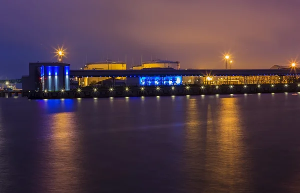 Detail der Gewässer des Hafens von ventspils Nacht. — Stockfoto