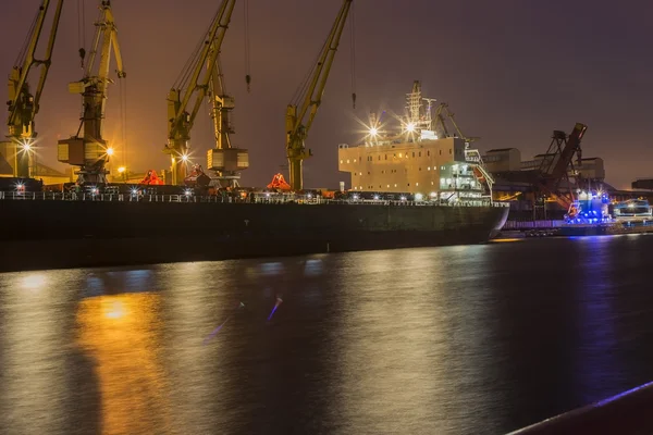 Lading schip in de haven van Ventspils, Letland. — Stockfoto