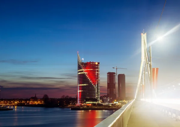 Pôr do sol sobre o festivo Riga . — Fotografia de Stock