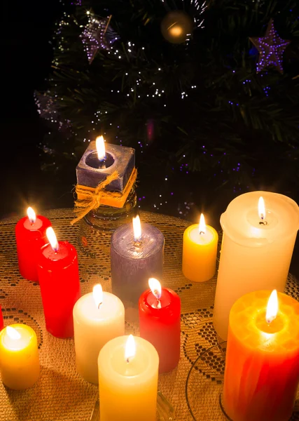 Queimando velas coloridas — Fotografia de Stock