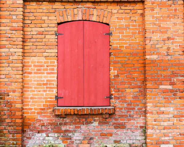 Fenêtre avec volets en bois rouge — Photo