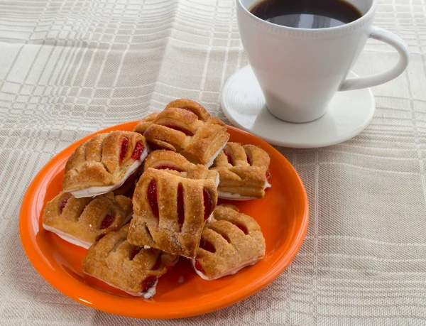 Ciasteczka z dżemem na talerzu — Zdjęcie stockowe