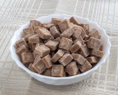 Beyaz bir fincan kahverengi rafine şeker