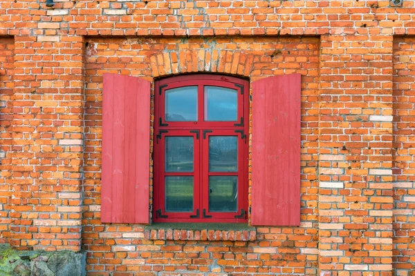 Θραύσμα από έναν τοίχο από τούβλα με ένα παράθυρο — Φωτογραφία Αρχείου