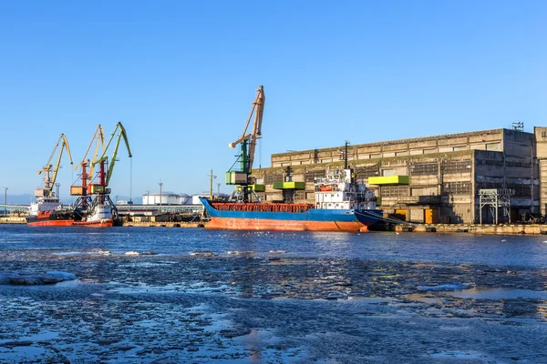 Puerto libre de hielo en el Mar Báltico — Foto de Stock