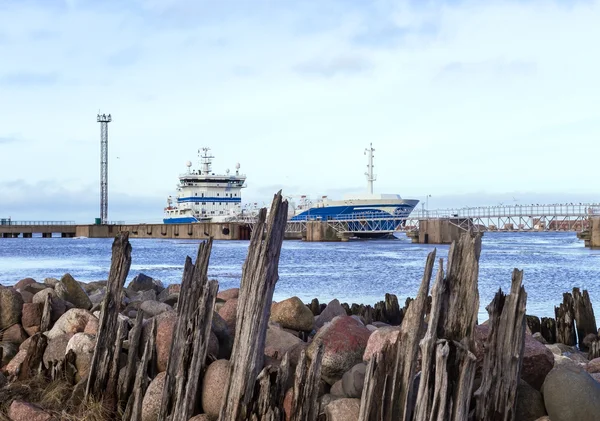 Golfbrekers aan de kust van de Baltische Zee — Stockfoto