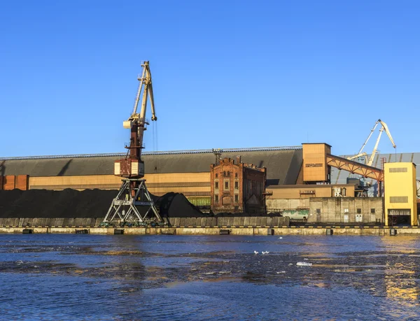 Terminal de carbón en el puerto de Ventspils — Foto de Stock