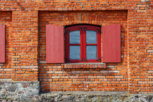 Fragment de mur avec une fenêtre — Photo