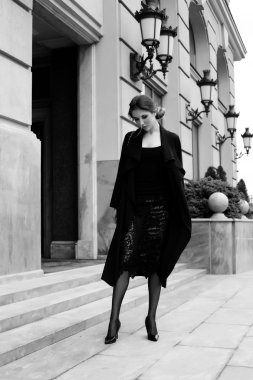 Sonbahar moda yakın çekim sokakta yürüyen genç esmer seksi kadın portresi