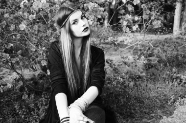 model çiçek açan bahçede poz