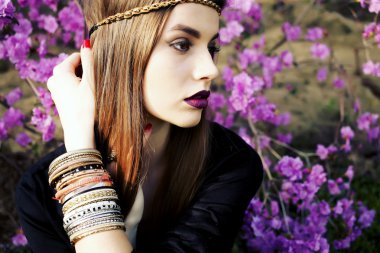 model çiçek açan bahçede poz