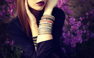 model çiçek açan bahçede poz