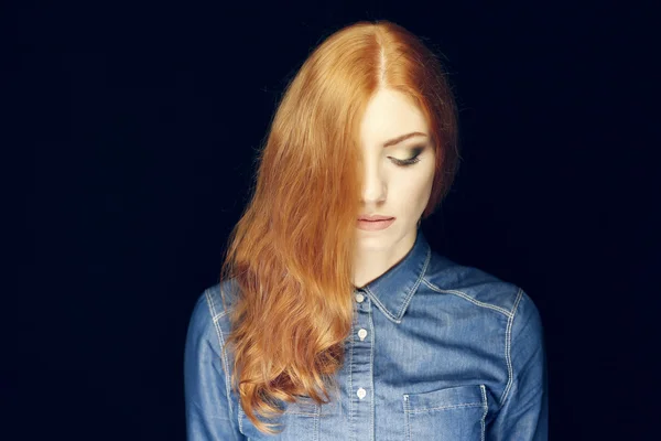 Módní model s červenými zázvor kudrnaté vlasy — Stock fotografie