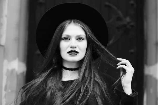 Retro tarzda güzel bir kız.