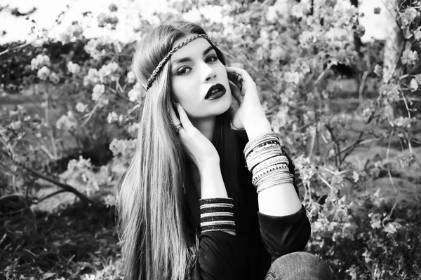 model çiçek açan bahçede poz