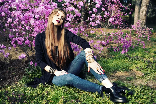 Model poseren in de bloeiende tuin — Stockfoto