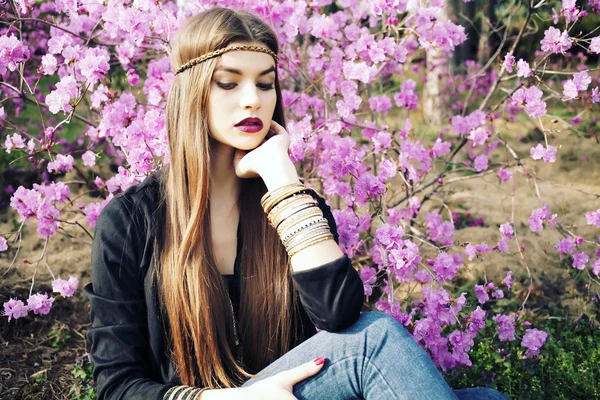 Model posing in blooming garden — Stock Photo, Image