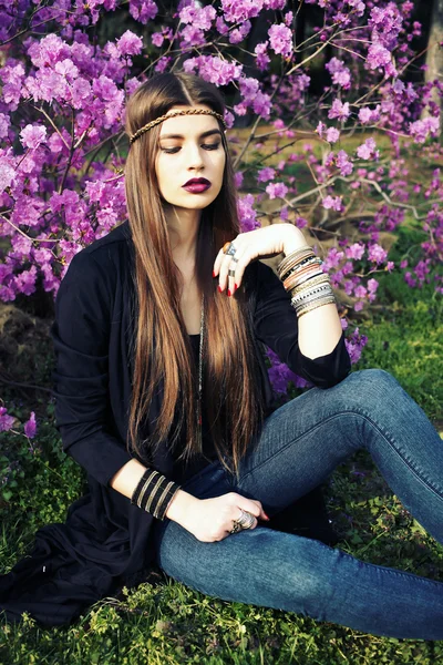 Model posiert im blühenden Garten — Stockfoto