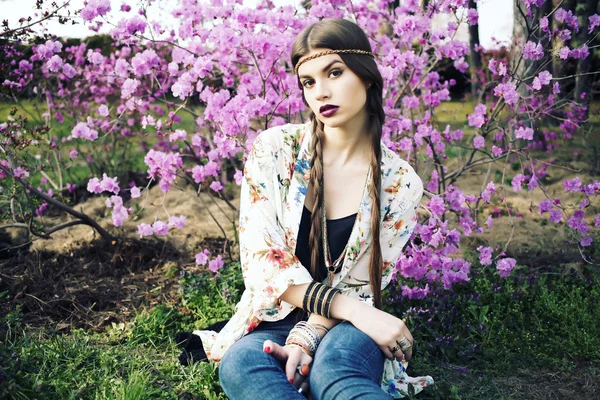 Model posiert im blühenden Garten — Stockfoto