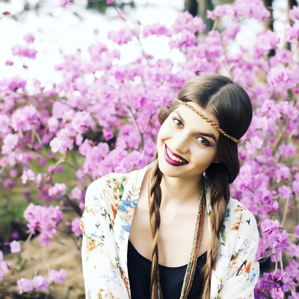 Retrato de alta moda ao ar livre de modelo de mulher jovem, posando com acessórios da moda e roupas estilo boho . — Fotografia de Stock