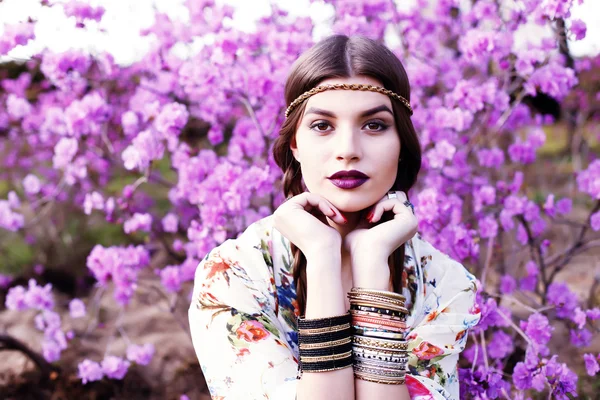 Retrato de alta moda ao ar livre de modelo de mulher jovem, posando com acessórios da moda e roupas estilo boho . — Fotografia de Stock