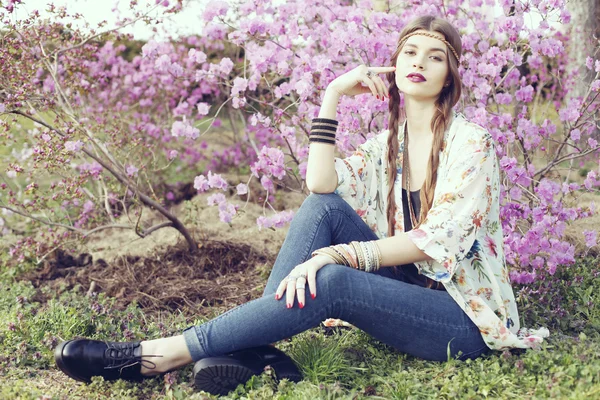 Retrato de alta moda ao ar livre de modelo de mulher jovem, posando com acessórios da moda e roupas estilo boho . — Fotografia de Stock