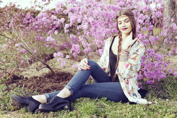 Retrato de alta moda ao ar livre de modelo de mulher jovem, posando com acessórios da moda e roupas estilo boho . — Fotografia de Stock