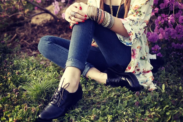 Model posing in blooming garden — Stock Photo, Image