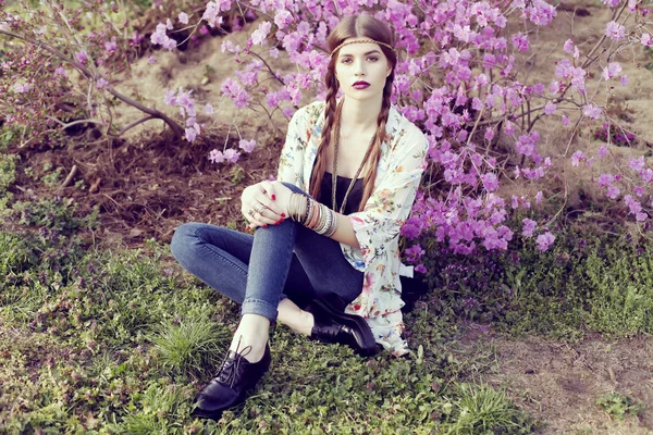 Outdoor-High-Fashion-Porträt einer jungen Frau Modell, posiert mit trendigen Accessoires und Boho-Stil-Kleidung. — Stockfoto