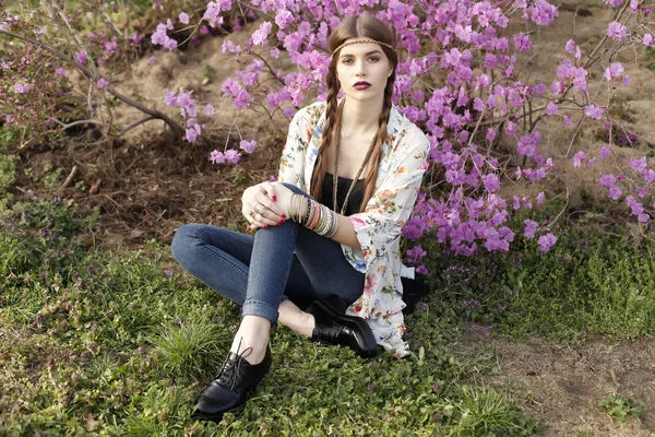 Retrato de alta moda ao ar livre de modelo de mulher jovem, posando com acessórios da moda e roupas estilo boho . — Fotografia de Stock