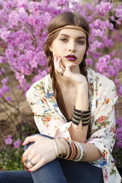 Retrato de alta moda al aire libre del modelo de mujer joven, posando con accesorios de moda y ropa de estilo boho . — Foto de Stock