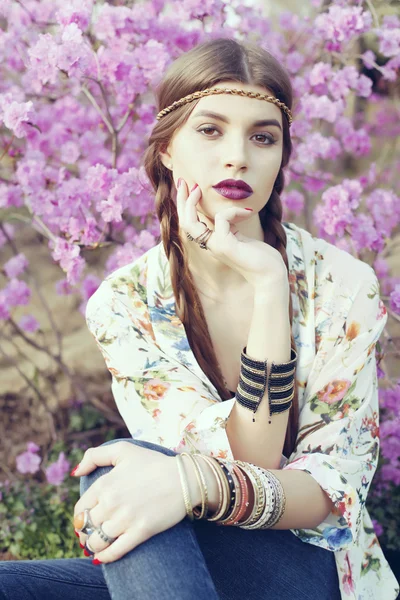 Outdoor High Fashion Portret van jonge vrouw model, poseren met trendy accessoires en Boho stijl kleding. — Stockfoto
