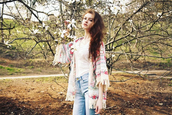 Giovane bella donna modello in posa nel giardino di magnolie in fiore . — Foto Stock