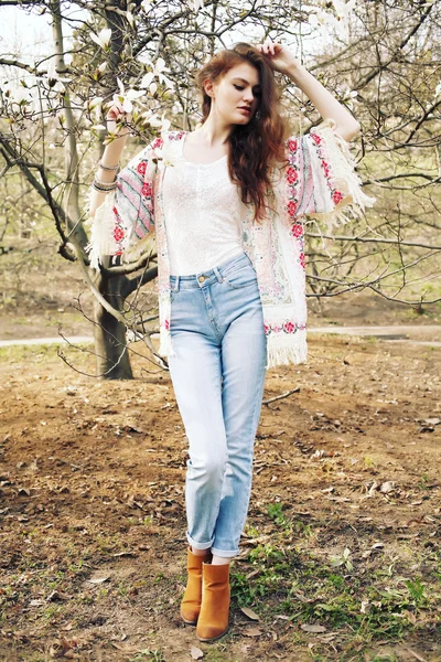 Giovane bella donna modello in posa nel giardino di magnolie in fiore . — Foto Stock