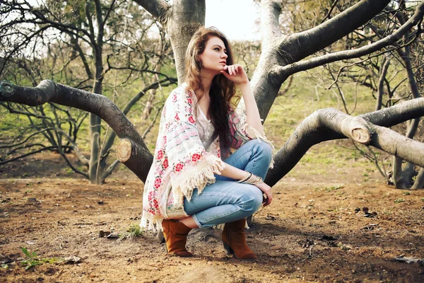 Modeporträt der schönen jungen Hippie-Frau in Boho-Chic-Kleidung. — Stockfoto