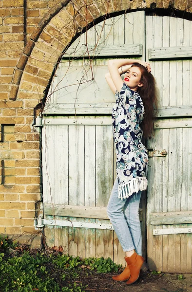 Modeporträt einer schönen jungen Hippie-Frau in Boho-Chic-Kleidung, Sommer, im Freien. — Stockfoto