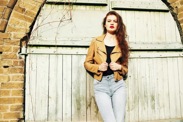 Sokak moda konsepti - güzel bir hipster kız closeup portre. 