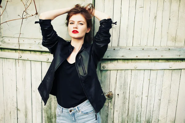 Kırmızı ruj ile seksi güzel model Lifestyle moda portre 