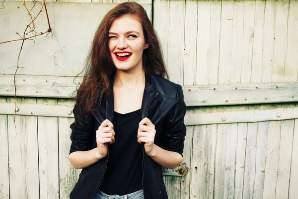 Kırmızı ruj ile seksi güzel model Lifestyle moda portre 