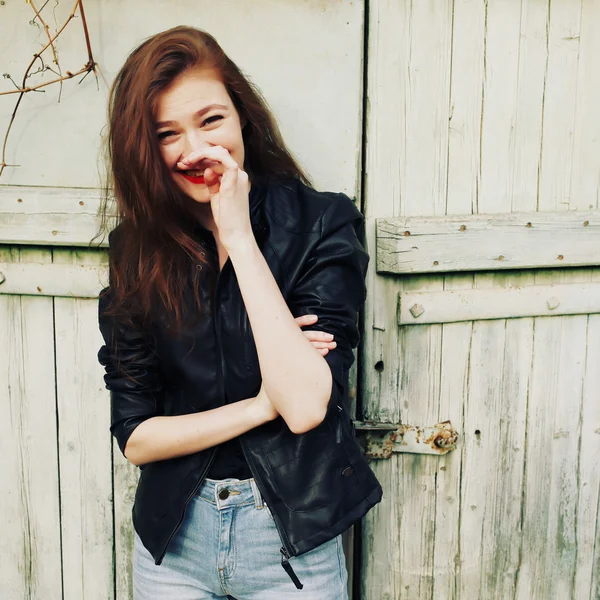 Lifestyle Mode Porträt von sexy schönen Modell mit rotem Lippenstift — Stockfoto