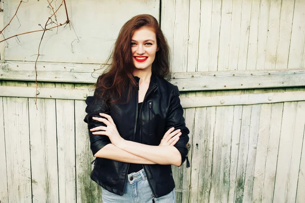 Kırmızı ruj ile seksi güzel model Lifestyle moda portre 