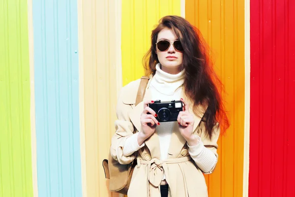 Hipster Mädchen Touristin macht Bilder — Stockfoto