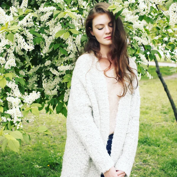 咲く庭で若い女性 — ストック写真