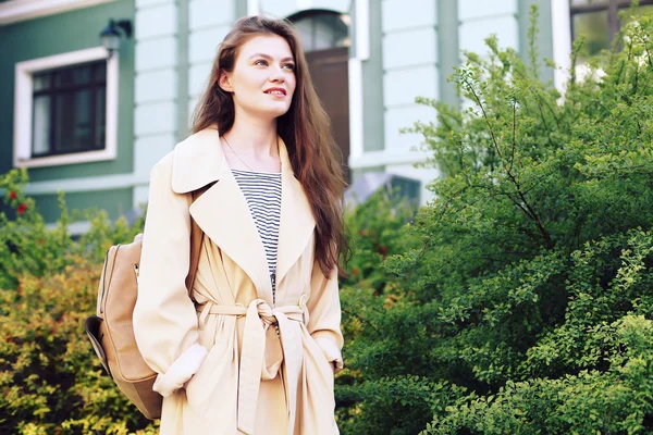 doğal makyaj ve deri sırt çantası kadın ile