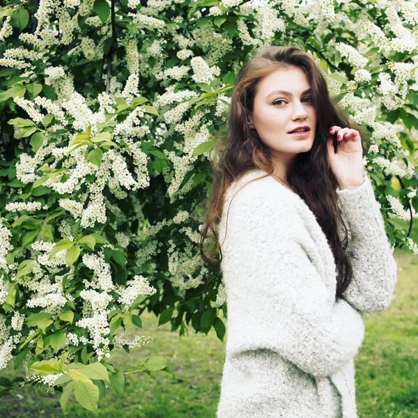 Bella giovane donna con lunghi capelli ondulati — Foto Stock