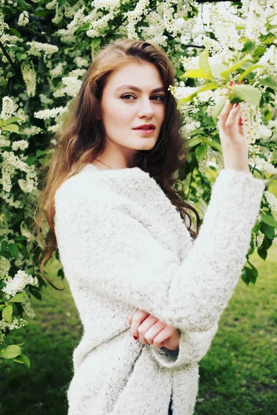 Bella giovane donna con lunghi capelli ondulati — Foto Stock