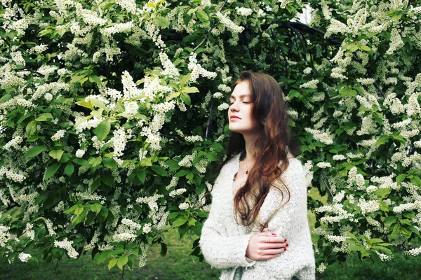 Belle jeune femme aux cheveux longs ondulés — Photo